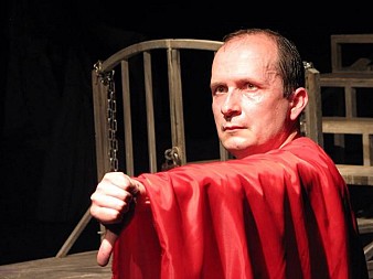 Он был титулярный советник...